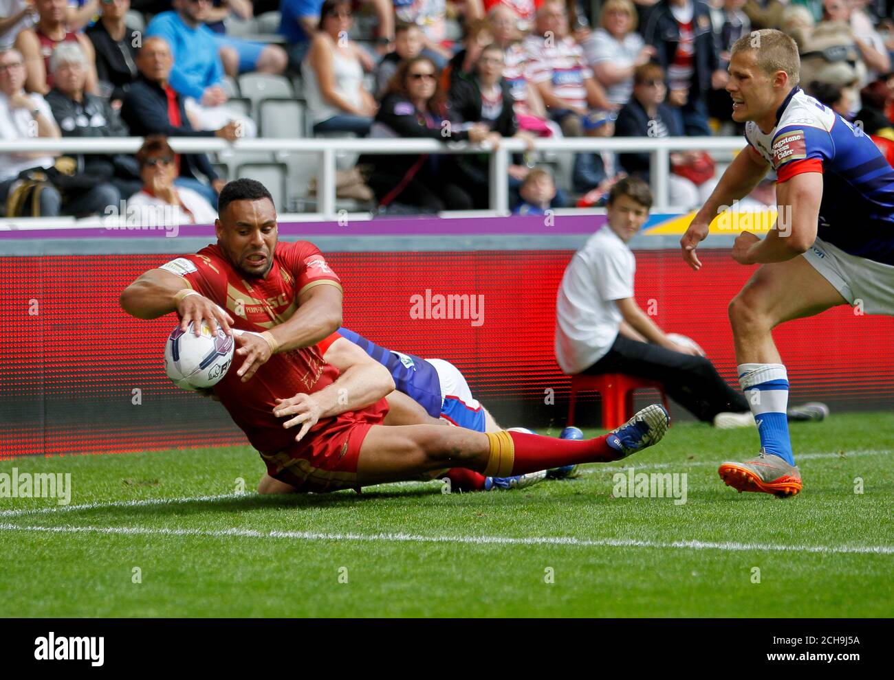 Catalan Dragons Jodie Broughton scores his 2nd try during the Dacia Magic Weekend match at St James' Park, Newcastle. Stock Photo