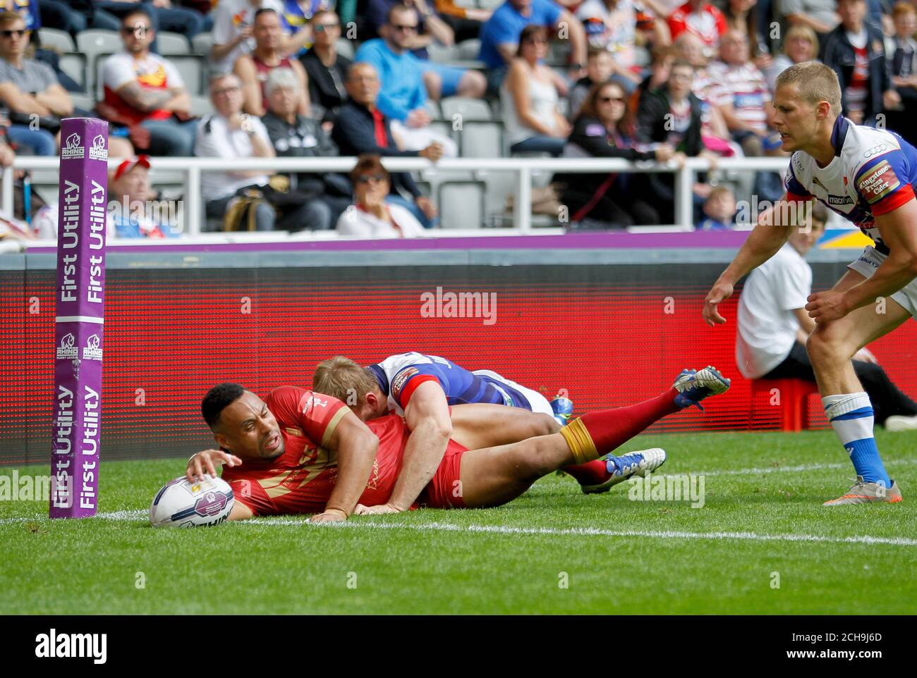 Catalan Dragons' Jodie Broughton scores his 2nd try during the Dacia Magic Weekend match at St James' Park, Newcastle. Stock Photo