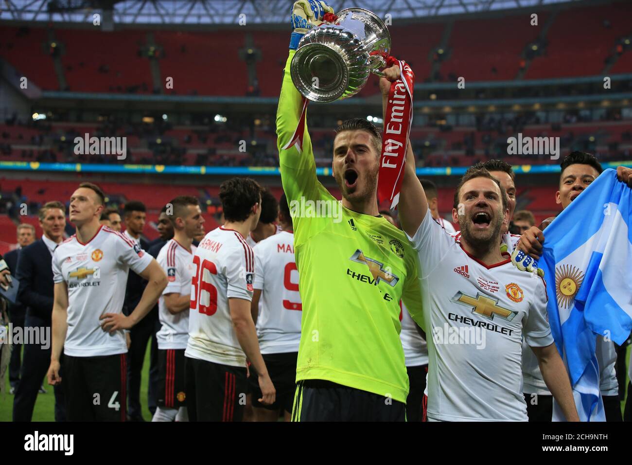 Manchester United's Juan Mata and goalkeeper David De Gea lift the Emirates FA  Cup trophy Stock Photo - Alamy