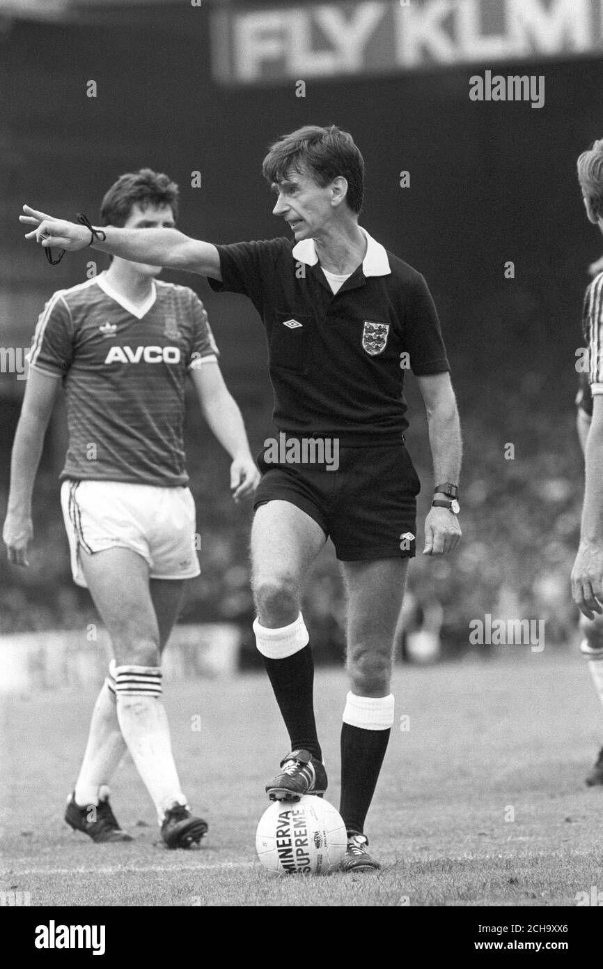 football referee John Martin of Alton, Hampshire, demonstrates his authority during a First Division match. Appointed by the football League in 1978, he is a representative of the FIFA panel. Stock Photo