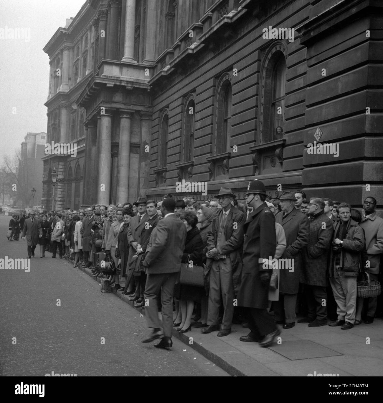 Crowded pavement in Downing Street, London, the Monday following the weekend devaluation of the pound. The crowds watched ministers coming and leaving for a gathering of one of the Cabinet committees. Stock Photo