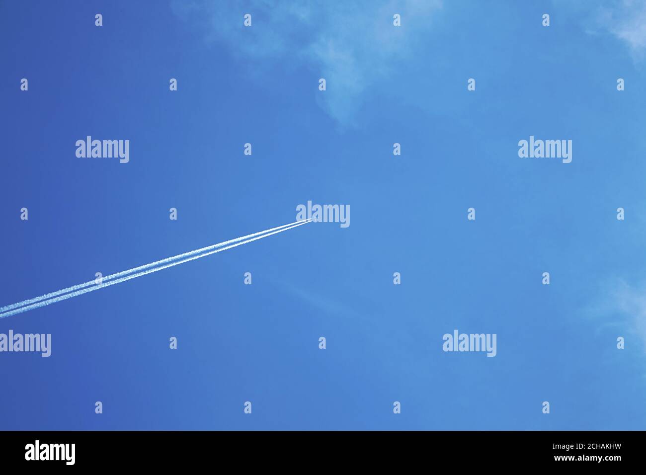 Jet airplane leaves contrail hi-res stock photography and images - Alamy