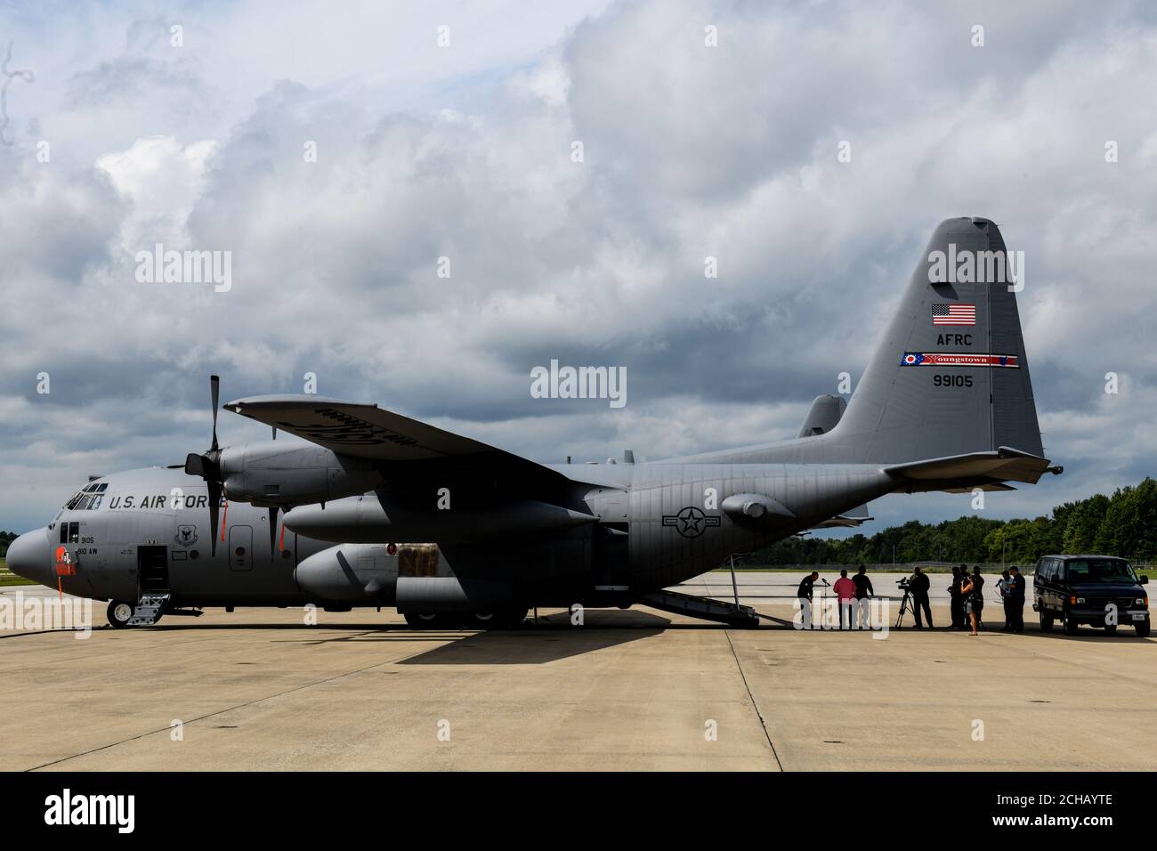 Reporters from WFMJ, WKBN, Tribune, Vindicator and Pittsburgh Post Gazette set up for an interview with Col. Joe Janik, the commander of the 910th Airlift Wing, Sept. 2, 2020, behind a C-130H Hercules aircraft on YARS’s flightline. The media event was held to help spread awareness of Pittsburgh Air Reserve Station’s C-17s utilizing Mahoning Valley airspace and Youngstown-Warren Regional Airport’s runways for flight training. (U.S. Air Force photo/Senior Airman Noah J. Tancer) Stock Photo