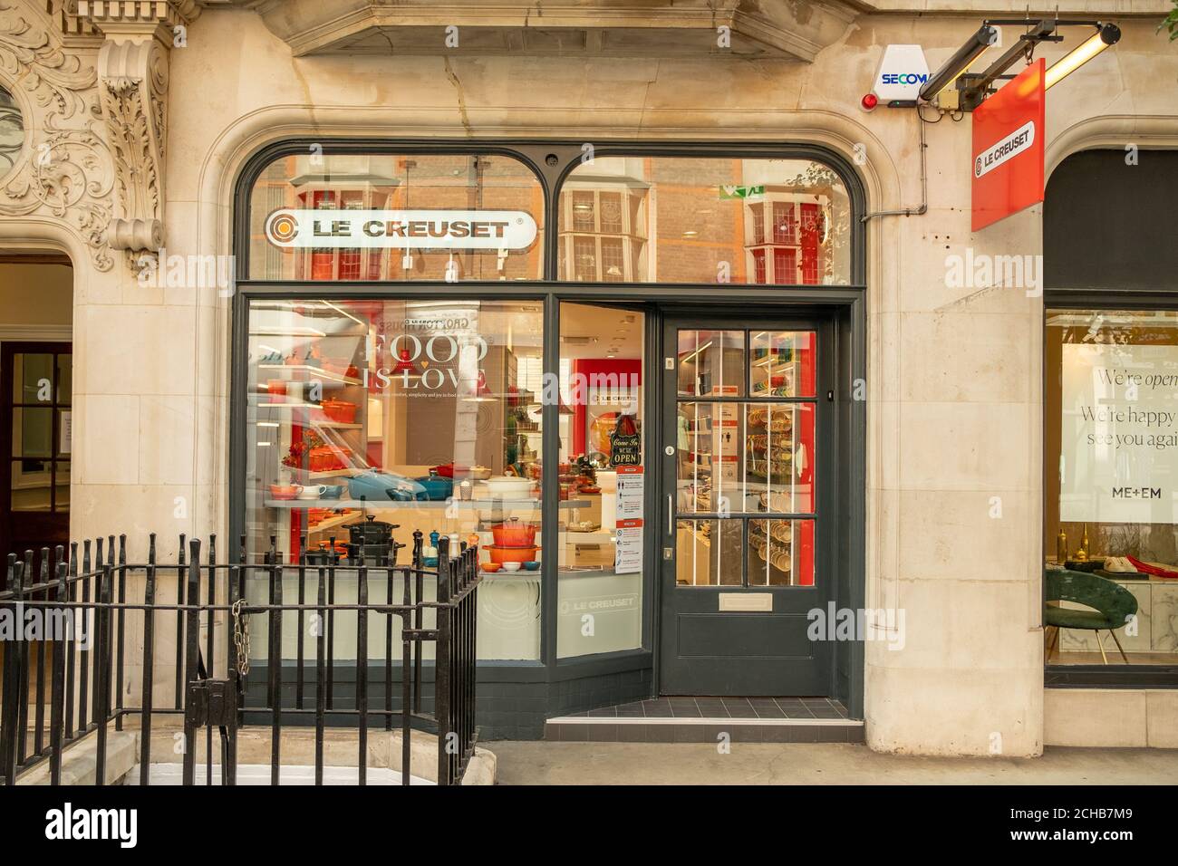 Sælger fast linse London- September 2020: Le Creuset store in Marylebone, a French classic  cookware brand Stock Photo - Alamy