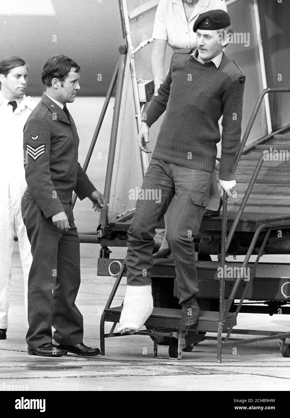 A wounded Royal Marine limps down the VC10 steps at RAF Brize Norton. They are the first British casualties from the Falklands War to come home and were transported to the Army/Air Force hospital at Wroughton, near Swindon. Stock Photo