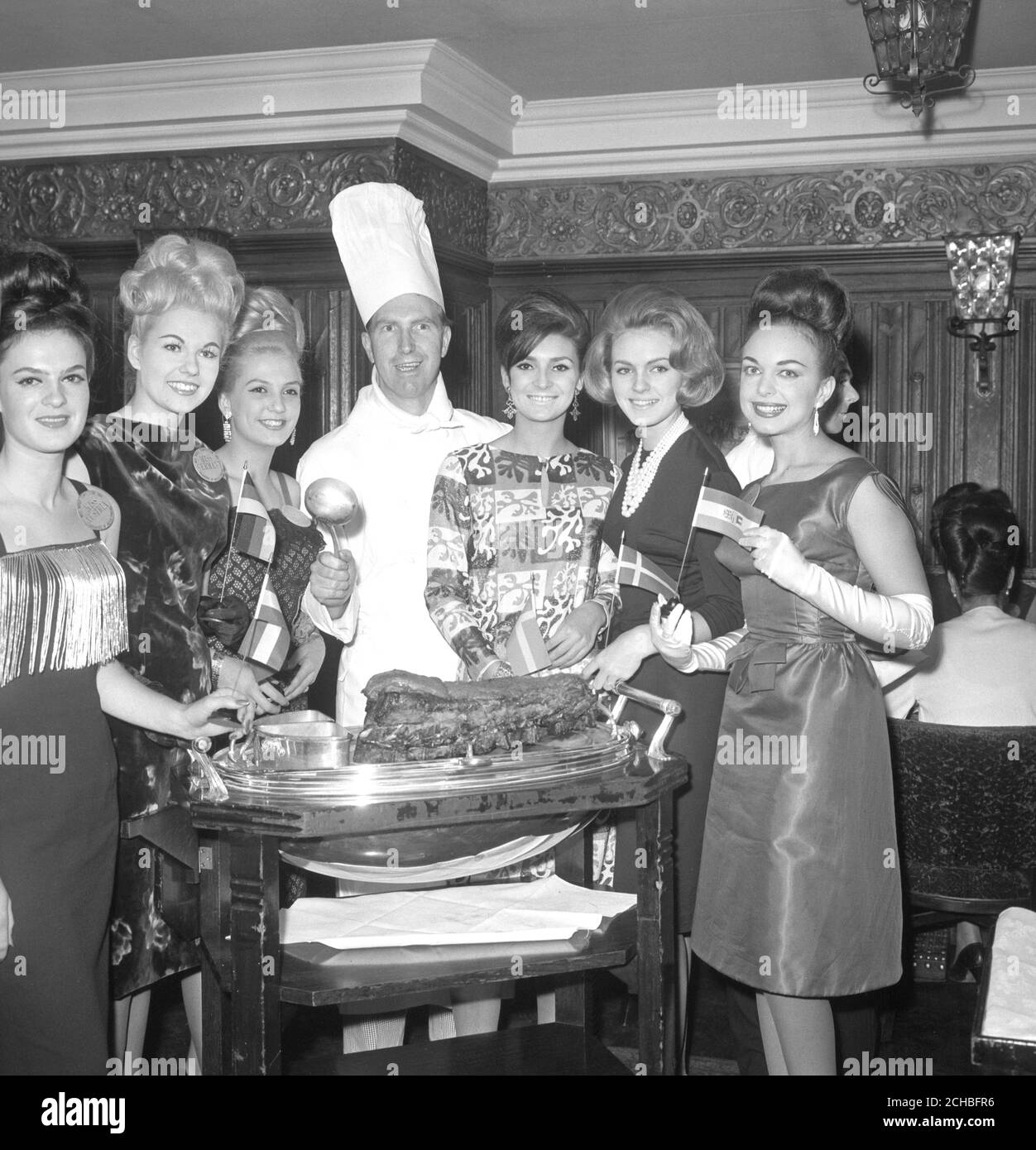 Miss World contestants are introduced to the British dish of roast beef during a dinner at the Baron of Beef restaurant in Gutter Lane, London. (l-r) Miss Austria Sonja Russ, 18, Miss Germany Susie Gruner, 19, Miss Belgium Irene Godin, 19, Miss Sweden Grete Qviberg, 19, Miss Denmark Aino Korva, 20, and Miss South Africa Louise Crous, 21. Stock Photo