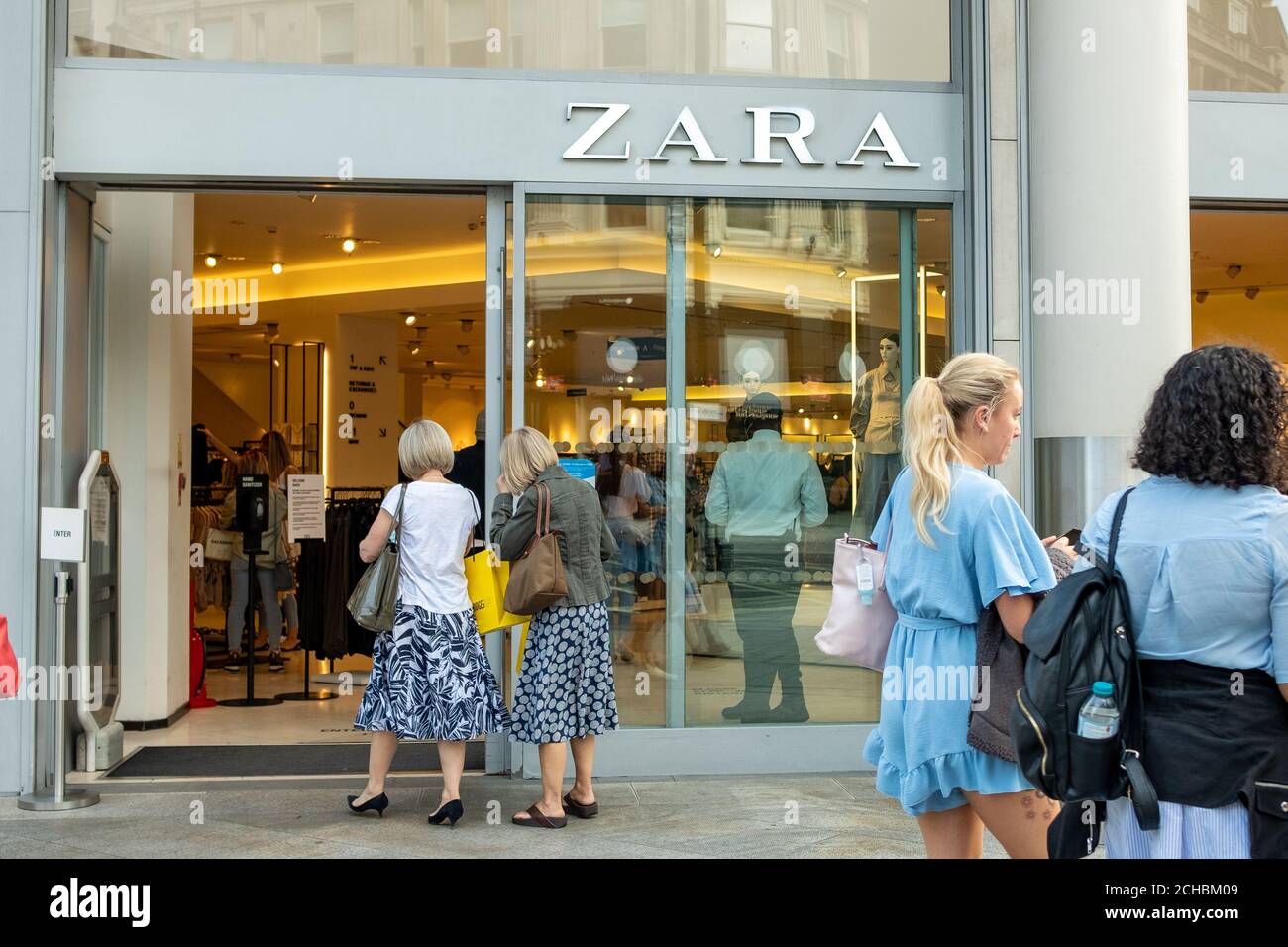 Zara shop store shoppers hi-res stock photography and images - Alamy