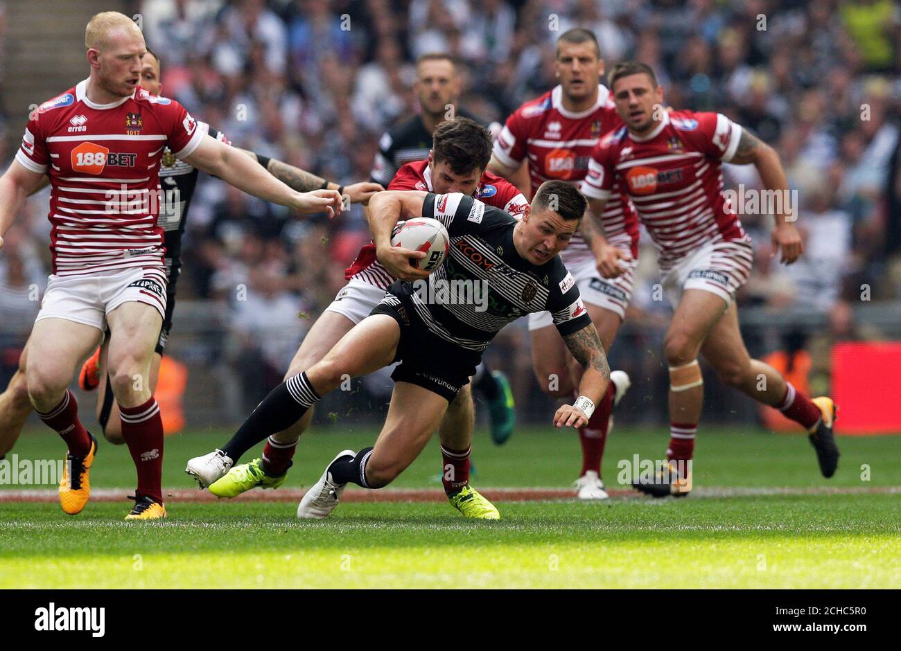 Rugby League Challenge Cup Final Hull Fc Vs Wigan Warriors London Britain August 26 2017 Hull Fc S Jamie Shaul Tackled By Wigan Warriors John Bateman Action Images Henry Browne Stock Photo Alamy