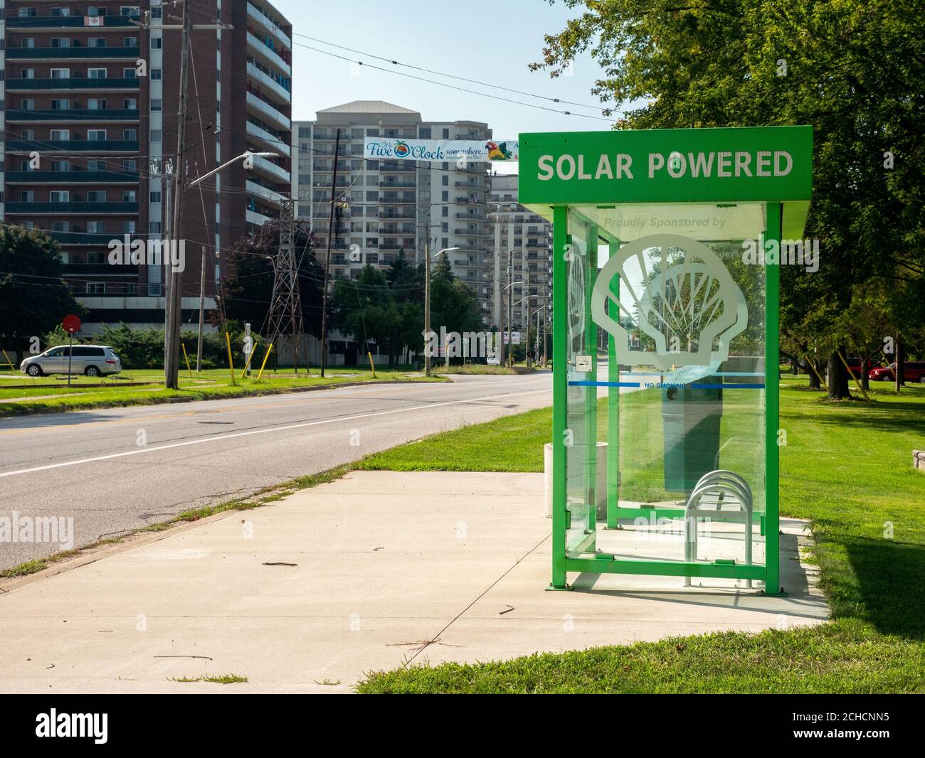 Bus Sheleter Lights From Solar Power Sarnia Ontario Canada Solar Powered Bus Shelter Sponsored By Shell Petroleum Stock Photo