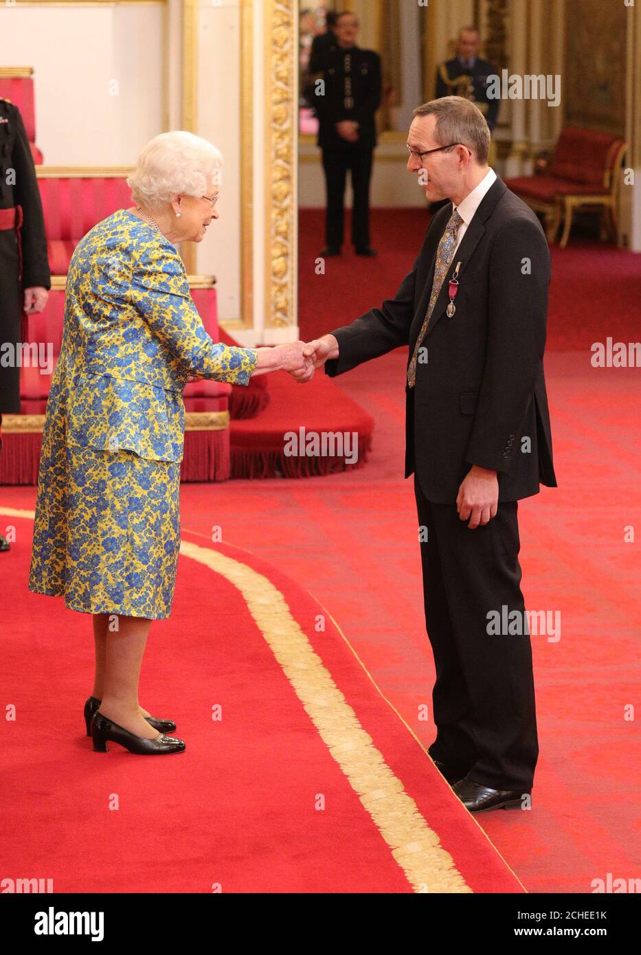 Diver John Volanthen receives the George Medal for his part in the Thai cave rescue from Queen Elizabeth II during an investiture ceremony at Buckingham Palace, London. Stock Photo