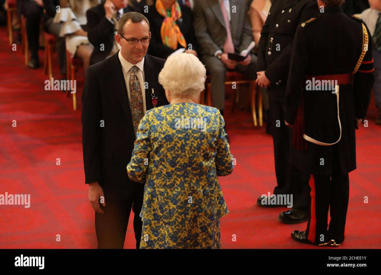 Diver John Volanthen receives the George Medal for his part in the Thai cave rescue from Queen Elizabeth II during an investiture ceremony at Buckingham Palace, London. Stock Photo