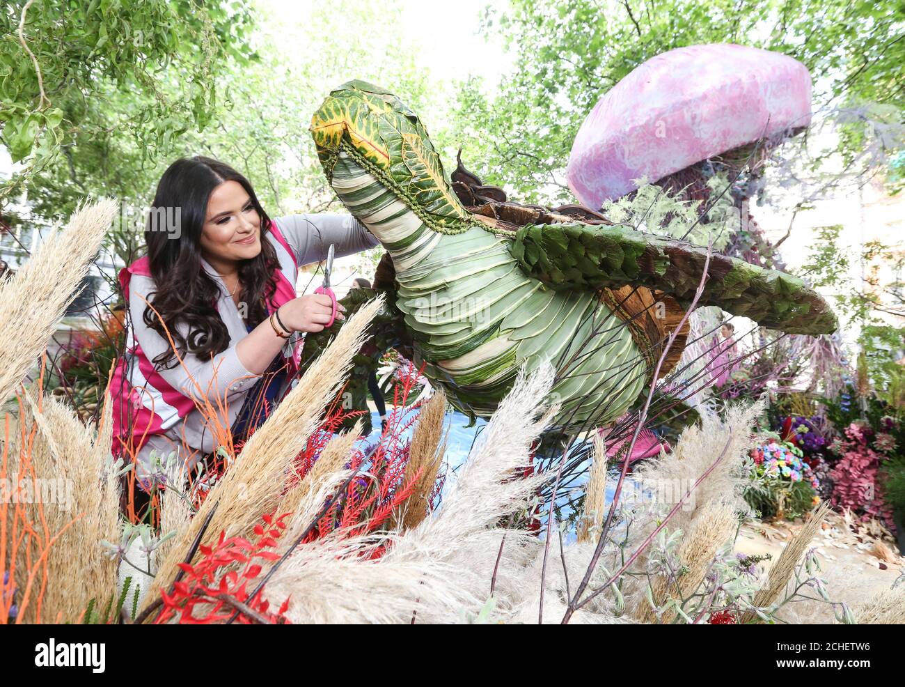 Ruth Davis (All For Love London) puts finishing touches to a Sea Turtle at the Coral Reef Display on Sloane Square at this year’s Chelsea in Bloom, London’s largest free flower festival in London. Stock Photo
