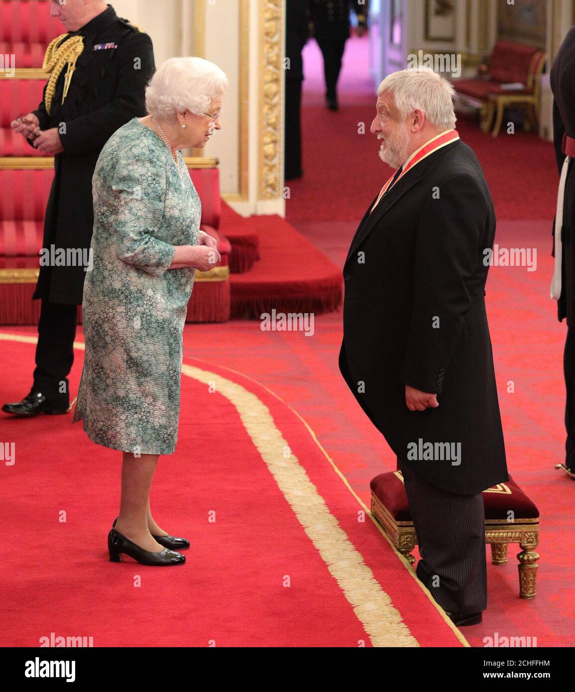 Sir Simon Russell Beale is made a Knight Bachelor of the British Empire by Queen Elizabeth II at Buckingham Palace. Stock Photo