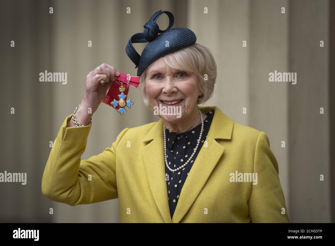 Actress Wendy Craig with her CBE for services to drama and charity following an investiture ceremony at Buckingham Palace, London. Stock Photo