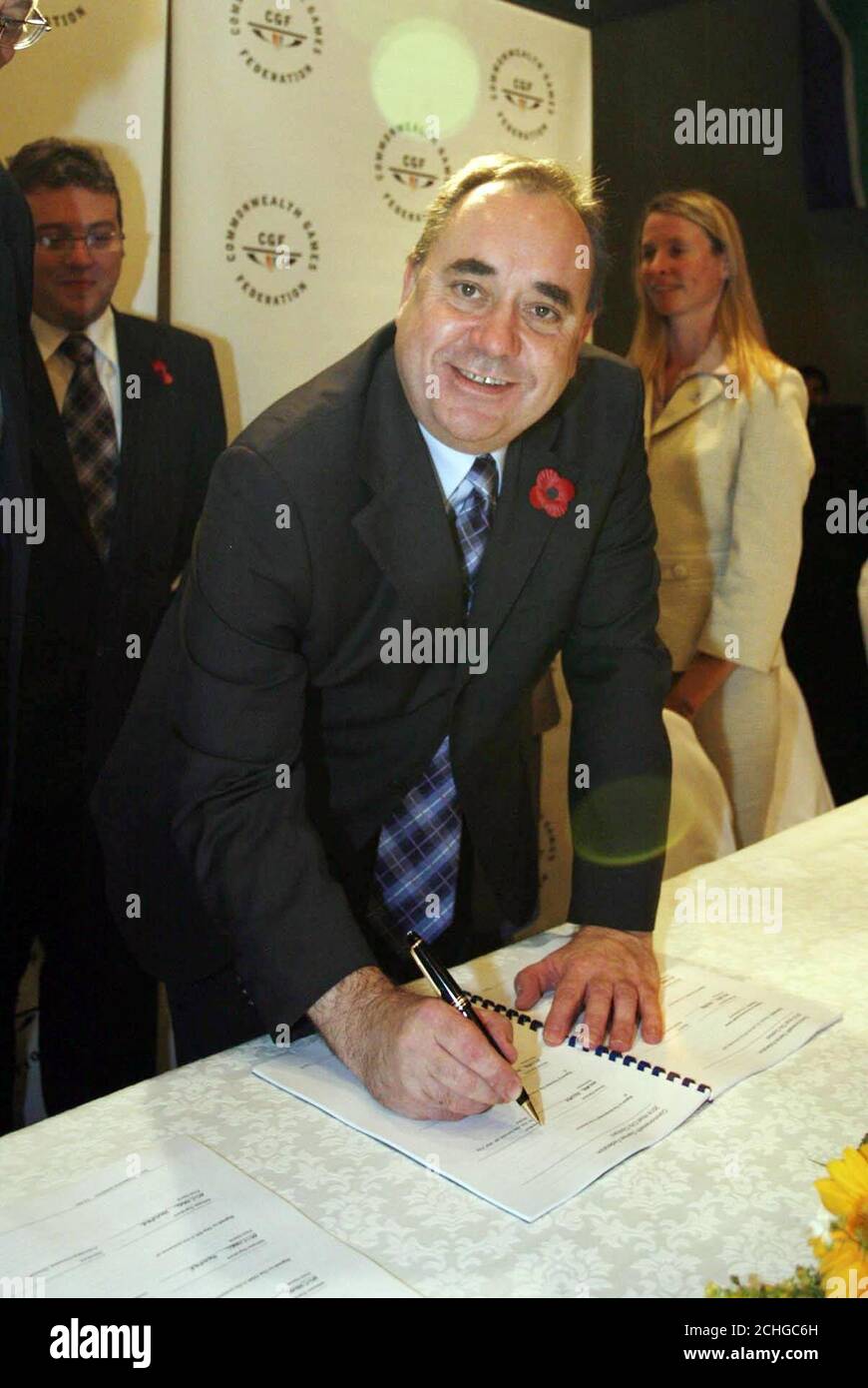 First Minister Alex Salmond sign the contract to host the Commonwealth Games in Glasgow after the city won the right to host the 2014 Commonweatlh Games, in Sri Lanka. Stock Photo