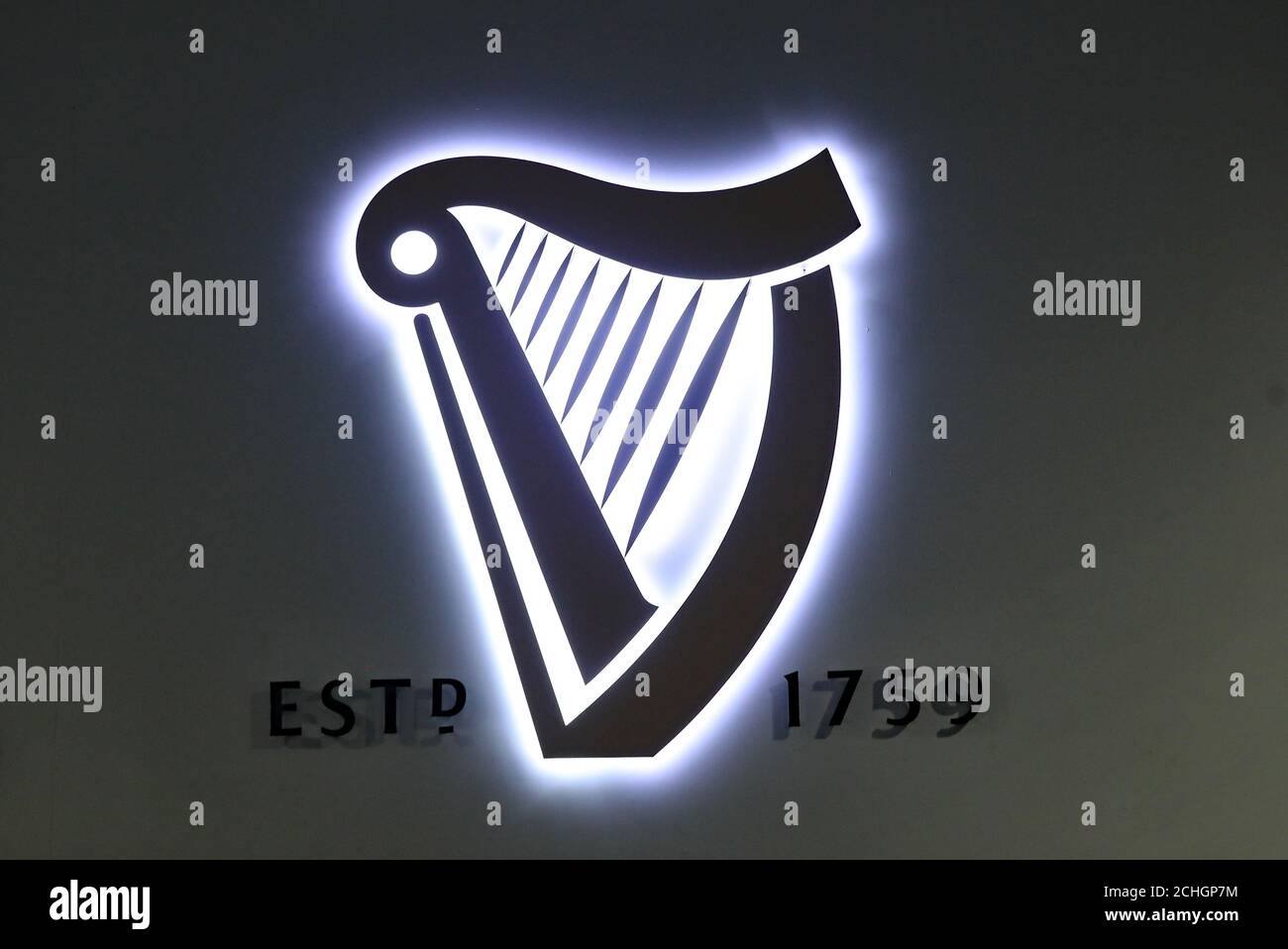 Guinness logo hi-res stock photography and images - Alamy