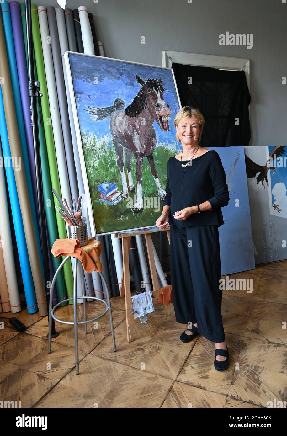 11 September 2020, Berlin: The painter Anne Dohrenkamp, wife of Jürgen von der Lippe, at a photo session. Her works will be shown in the exhibition AENO Painting and Photography in the Galerie Hotel Mond Fine Arts from 24.09.2020 to 25.10.2020 together with photos by the Berlin photographer Andre Kowalski. Anne Dohrenkamp's pictures reflect the individual stages of her artistic development, which has been particularly intense in recent years. In her versatility, she shows detailed, elaborate l pictures in layer technique, spontaneous watercolours, collages, caricature-like, overdrawn animal mo Stock Photo
