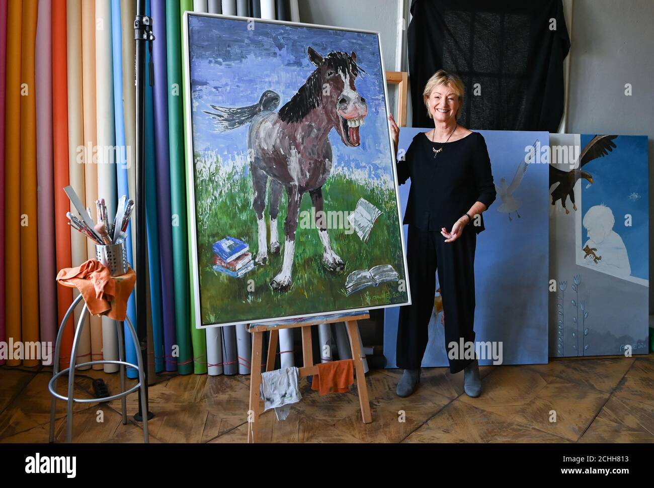 11 September 2020, Berlin: The painter Anne Dohrenkamp, wife of Jürgen von der Lippe, at a photo session. Her works will be shown in the exhibition AENO Painting and Photography in the Galerie Hotel Mond Fine Arts from 24.09.2020 to 25.10.2020 together with photos by the Berlin photographer Andre Kowalski. Anne Dohrenkamp's pictures reflect the individual stages of her artistic development, which has been particularly intense in recent years. In her versatility, she shows detailed, elaborate l pictures in layer technique, spontaneous watercolours, collages, caricature-like, overdrawn animal mo Stock Photo
