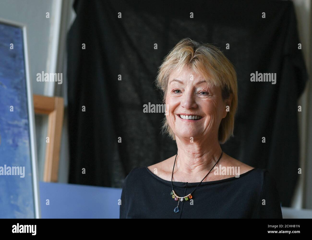 11 September 2020, Berlin: The painter Anne Dohrenkamp, wife of Jürgen von der Lippe, at a photo session. Her works will be shown in the exhibition AENO Painting and Photography in the Galerie Hotel Mond Fine Arts from 24.09.2020 to 25.10.2020 together with photos by the Berlin photographer Andre Kowalski. Anne Dohrenkamp's pictures reflect the individual stages of her artistic development, which has been particularly intense in recent years. In her versatility, she shows detailed, elaborate l pictures in layer technique, spontaneous watercolours, collages, caricature-like, overdrawn animal mo Stock Photo