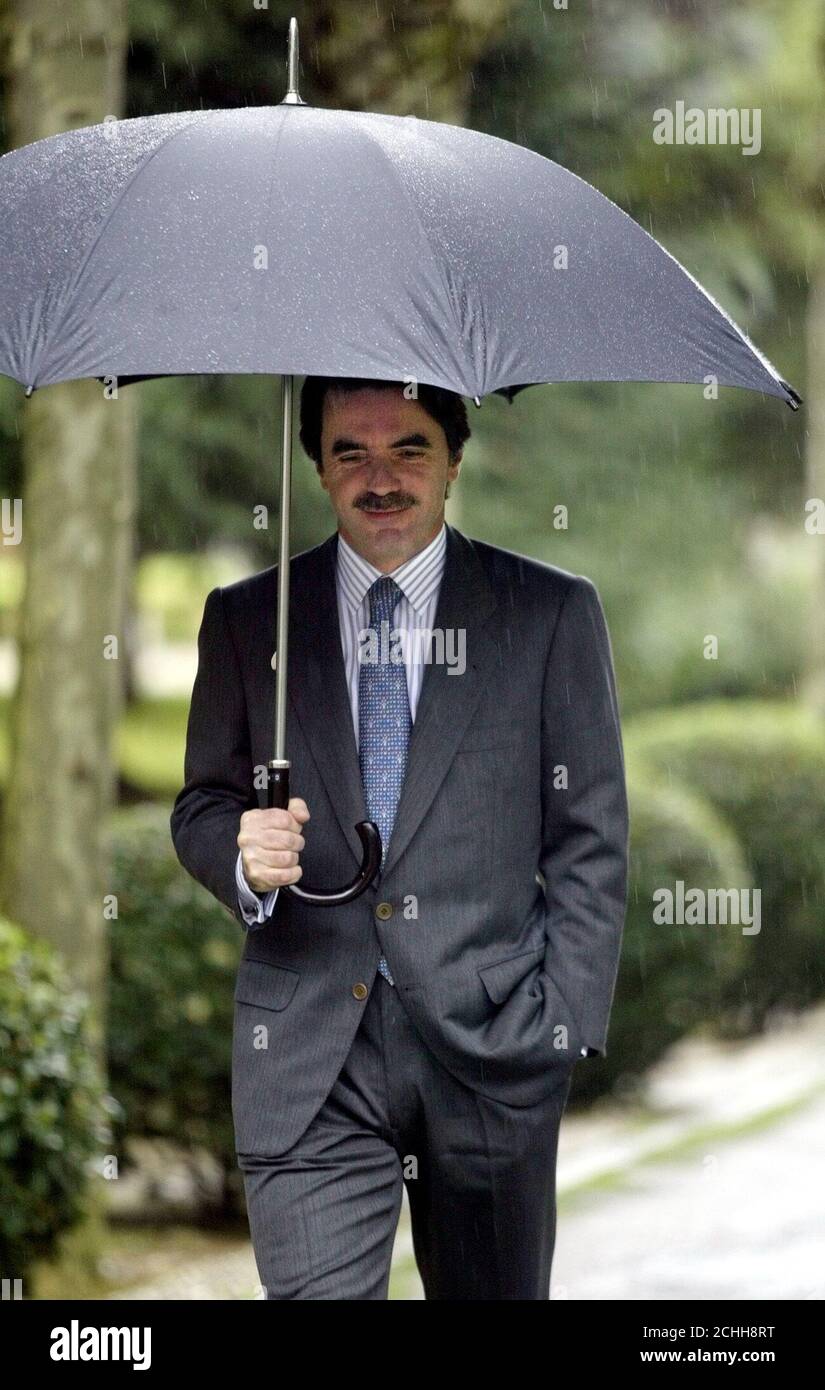 Spanish Prime Minister Jose Maria Aznar Walks With An Umbrella At Madrid S Moncloa Palace As He Arrives For A Private Meeting With Argentine Economy Minister Roberto Lavagna On November 29 2002 Earlier