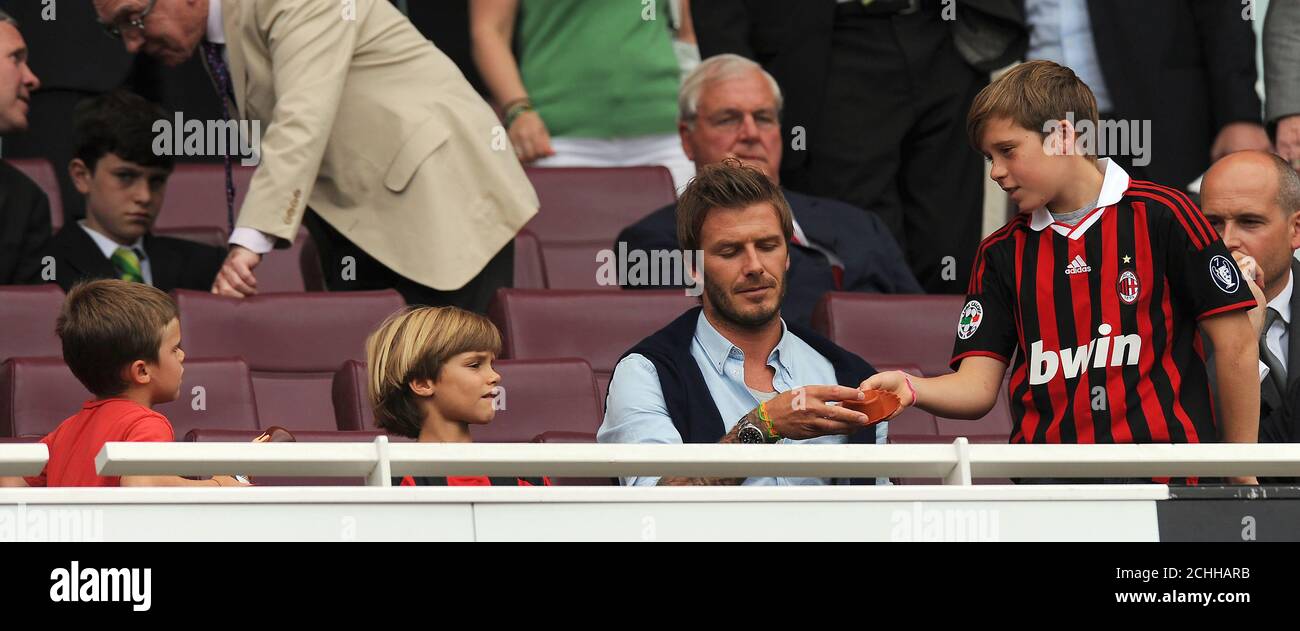 David Beckham and sons Brooklyn, Romeo and Cruz. Emirates Cup Pre-Season Tournament, London. 31/7/2010 PICTURE : MARK PAIN / ALAMY Stock Photo