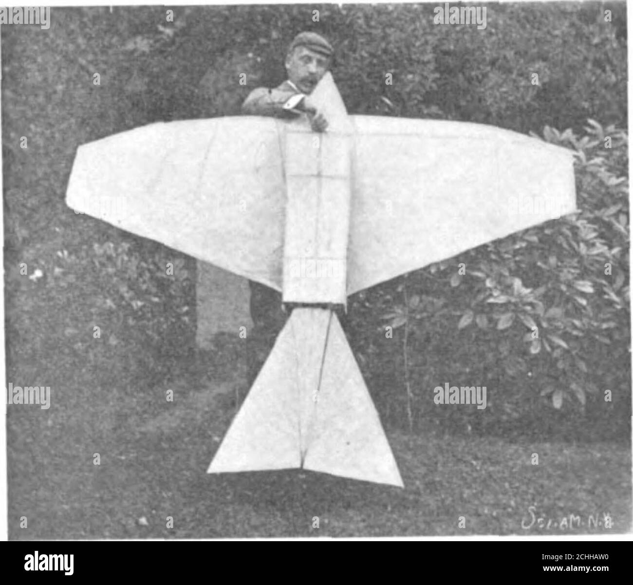 . Scientific American Volume 84 Number 05 (February 1901) . THE LATE PROF. ELISHA GRAY. up and down, which has the effect of raising it in avertical direction, and then between the beats it glidesforward, and the constant repetition of this actionproduces forward flight. In the smaller quick-flyingbirds these movements are scarcely discernible, ow.ngto the rapidity with which the wings are flapped, butwith the heavier and larger birds, such as the alba-tross and gull, the movements are perfectly distin-guishable.The result of these investigations convinced Mr. Dav-. FLAN VIEW OF FLYING MACHINE Stock Photo
