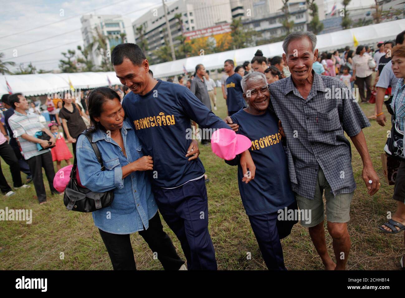 Prisoners celebrate with their relatives after being released from Bang  Kwang Central Prison in Bangkok December 8, 2011. Over 2,700 prisoners were  released from the prison today after being given royal pardons