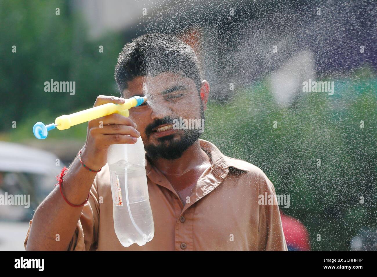 A Man Uses A Pump Action Water Mist Sprayer To Cool Down From The Heatwave Along A Road In Karachi Pakistan May 28 2018 Reuters Akhtar Soomro Stock Photo Alamy