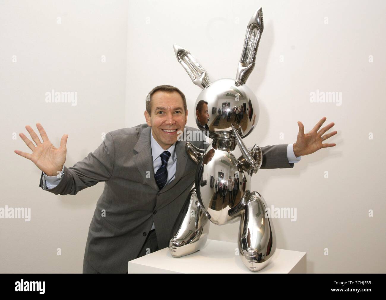 Artist Jeff Koons posing next to his work 'Rabbit' (1986), during a press preview of the exhibition Pop Life: Art in a Material World, at Tate Modern in London. Stock Photo
