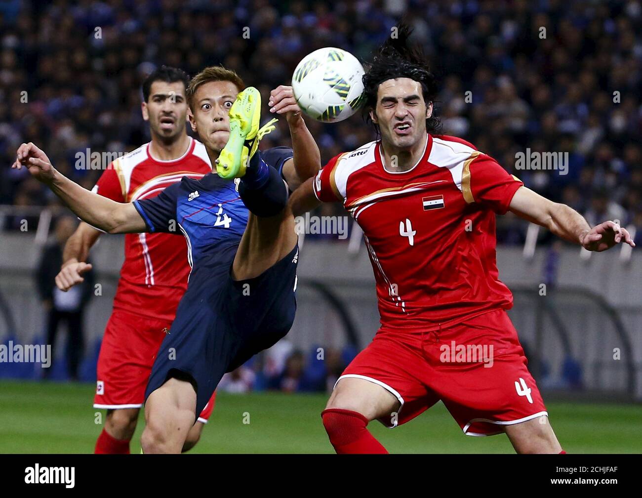 Football Soccer Japan V Syria World Cup 18 Qualifier Saitama Stadium Saitama Japan 29 3 16 Japan S Keisuke Honda And Syria S Hamdi Al Massri In Action Reuters Thomas Peter Stock Photo Alamy