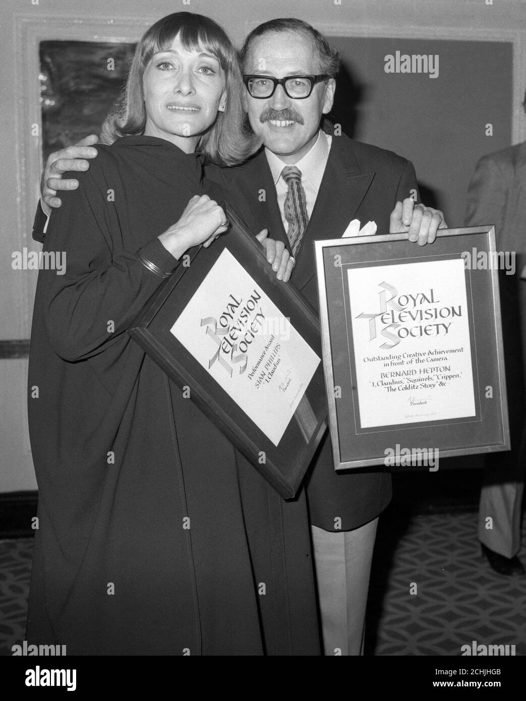 Actress Sian Phillips with actor Bernard Hepton at the Cafe Royal in London when they received awards at the Royal Television Society Programme Awards 1976/77 presentation ceremony. Sian won a Performance Award for her part in 'I, Claudius' and Bernard's award , for Outstanding Creative Achievement in front of the camera, was for his performances in 'I, Claudius', 'Squirrels', 'Crippen' and 'The Colditz Story'. Stock Photo