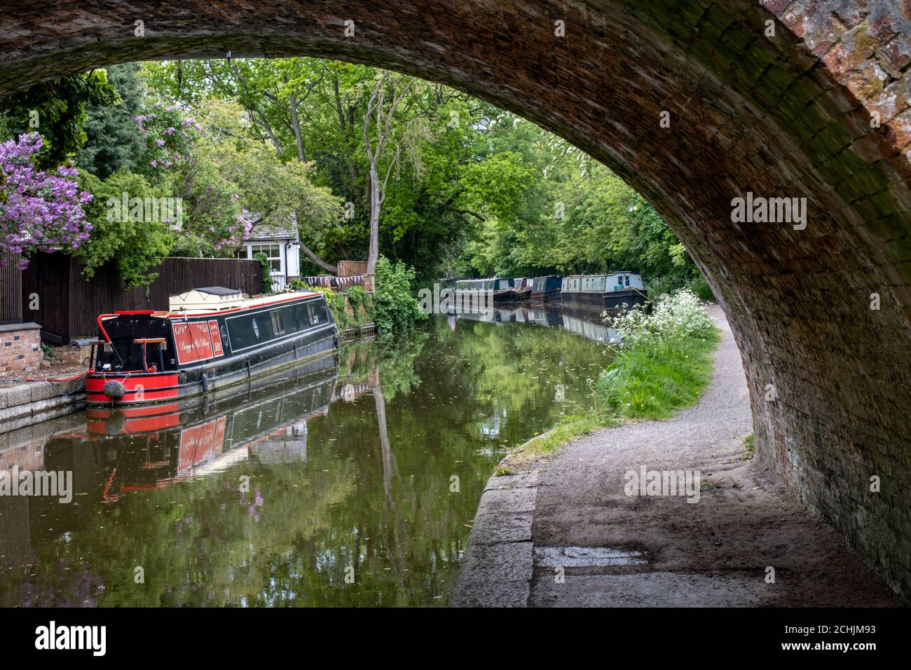 Narrowboats moored near Black Horse Bridge no. 3 on the Grand Union Canal, Foxton, Leicestershire, England Stock Photo