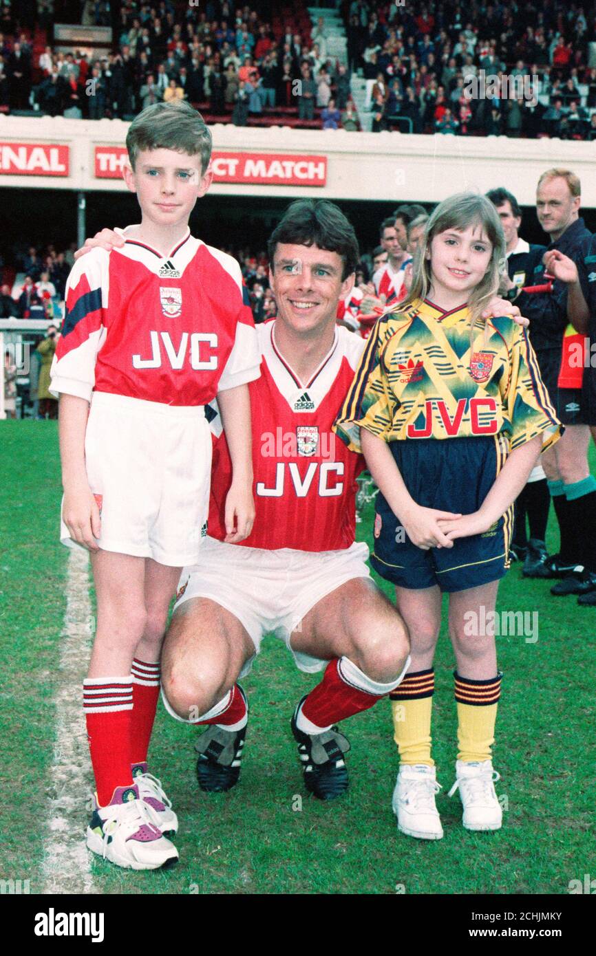 Arsenal's David O'Leary poses with his children, John (10) and Ciara (7