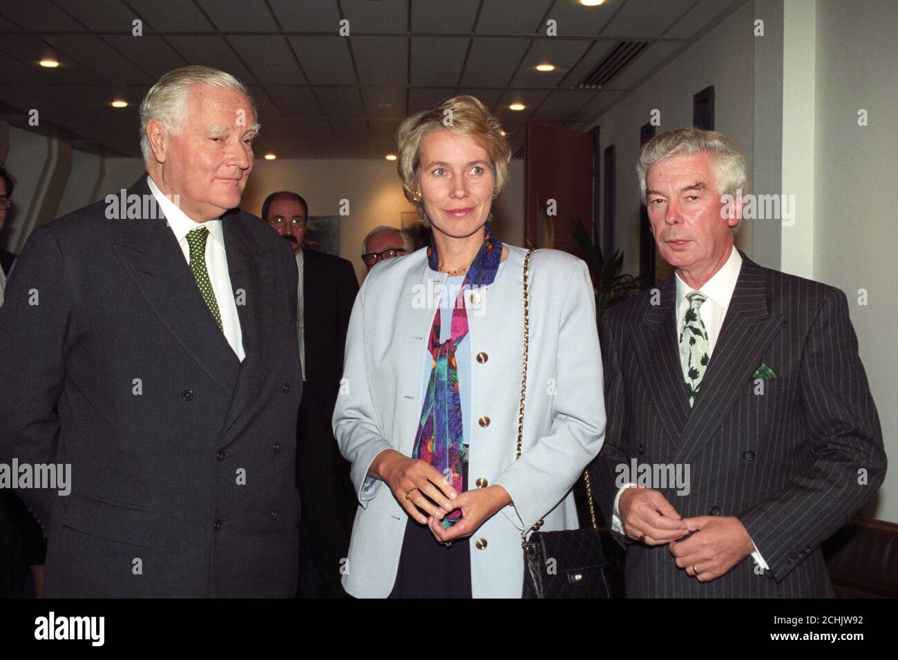HERITAGE SECRETARY VIRGINIA BOTTOMLEY WITH LORD ROTHERMERE (LEFT), CHAIRMAN OF THE DAILY MAIL & GENERAL TRUST, & PA CHAIRMAN, HARRY ROCHE, AT THE PRESS ASSOCIATION'S NEW HEADQUARTERS IN LONDON.  Stock Photo