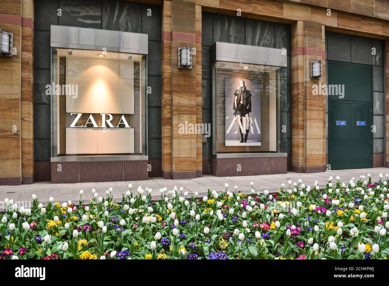 Zara clothing store shop front on Oxford Street in central London. LONDON -  UK, April 7 2017 Stock Photo - Alamy