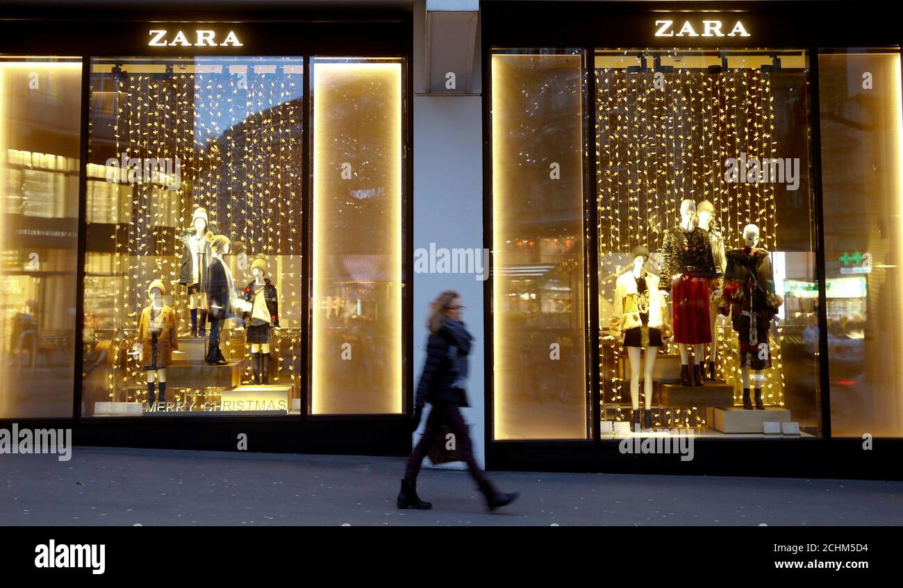 Christmas decorations are seen in the windows of a Zara clothing store at  the Bahnhofstrasse shopping street in Zurich, Switzerland November 27,  2017. REUTERS/Arnd Wiegmann Stock Photo - Alamy