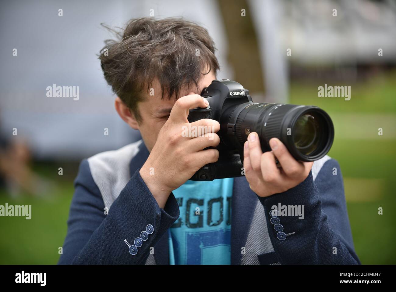 Holding canon camera hi-res stock photography and images - Alamy