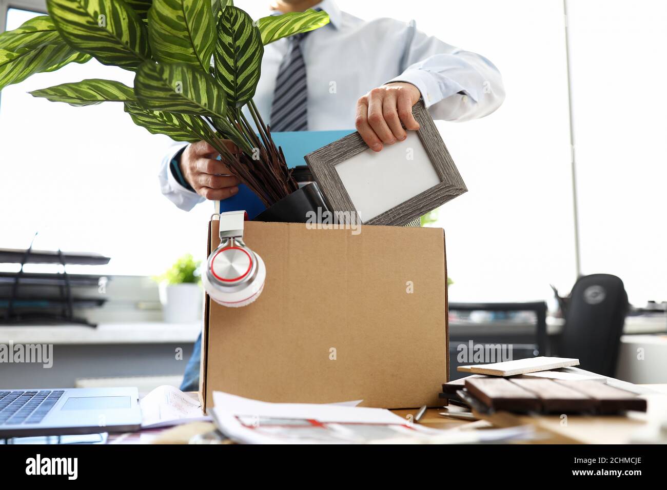 Рабочая смена. Кадровое делопроизводство. Потеря рабочих мест. Увольнение. Человек увольняется.