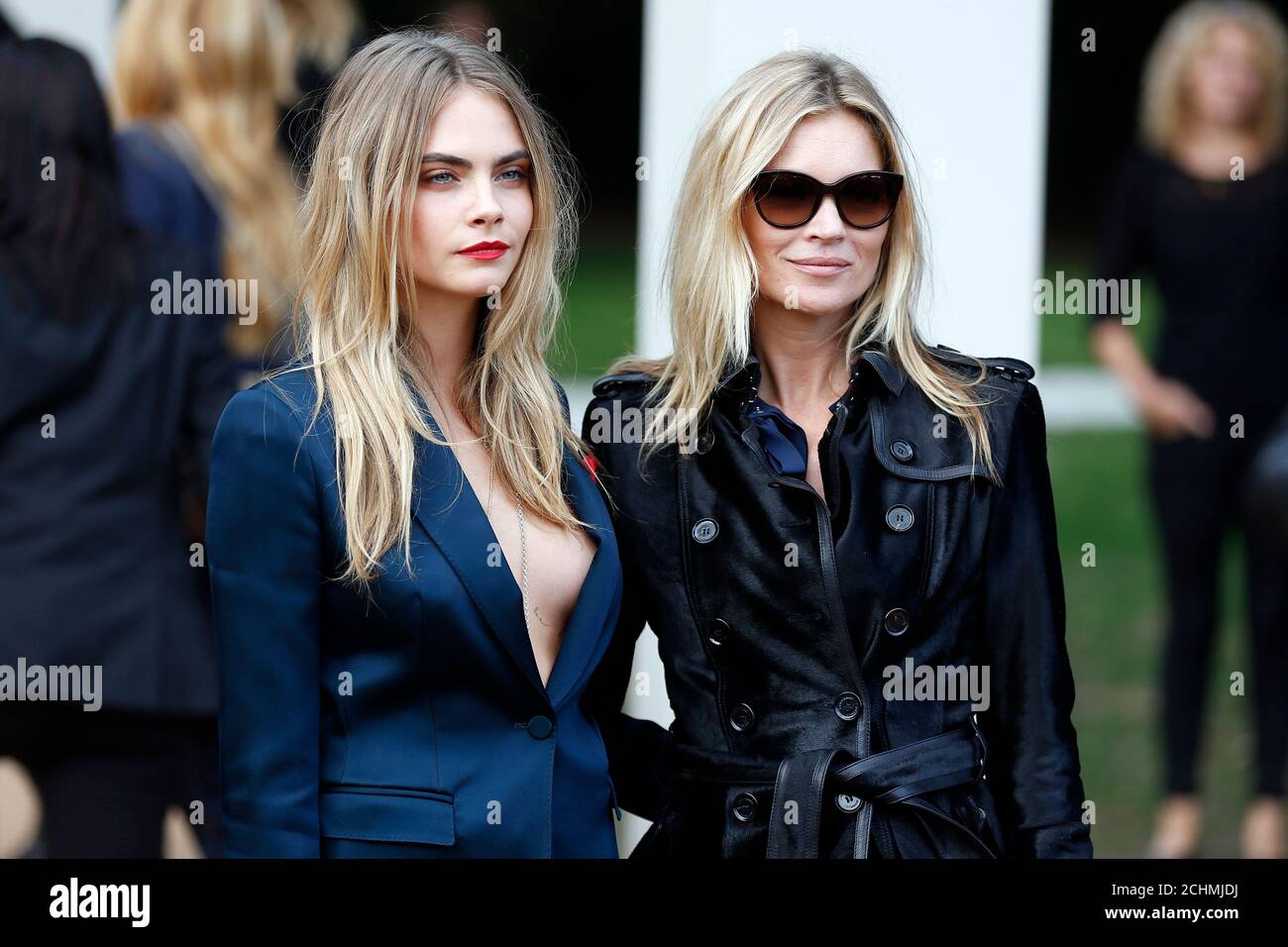 Models Cara Delevingne (L) and Kate Moss arrive to attend the presentation  of the Burberry Spring/Summer 2015 collection during London Fashion Week  September 15, 2014. REUTERS/Stefan Wermuth (BRITAIN - Tags: FASHION  ENTERTAINMENT
