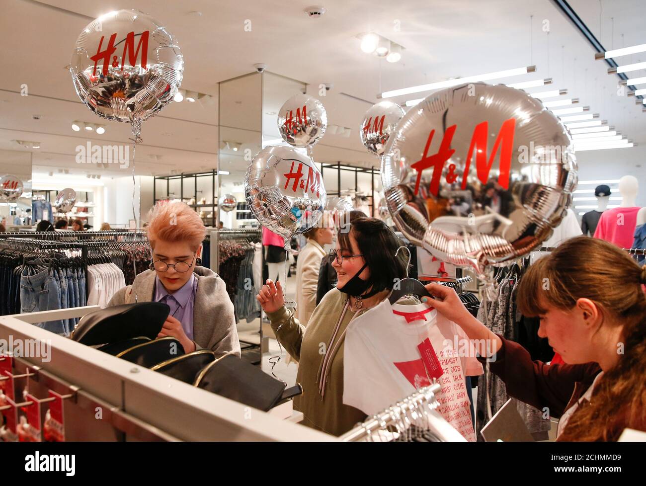 People shop at the Swedish fashion retailer Hennes & Mauritz (H&M) store on  its opening day in central Moscow, Russia, May 27, 2017. REUTERS/Maxim  Shemetov Stock Photo - Alamy