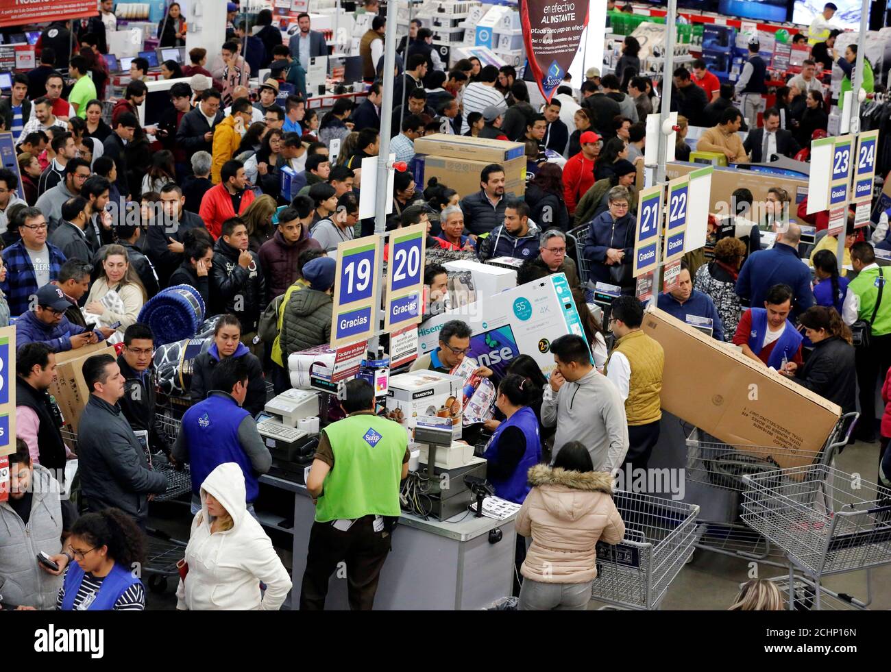 Sams club shopping line hi-res stock photography and images - Alamy