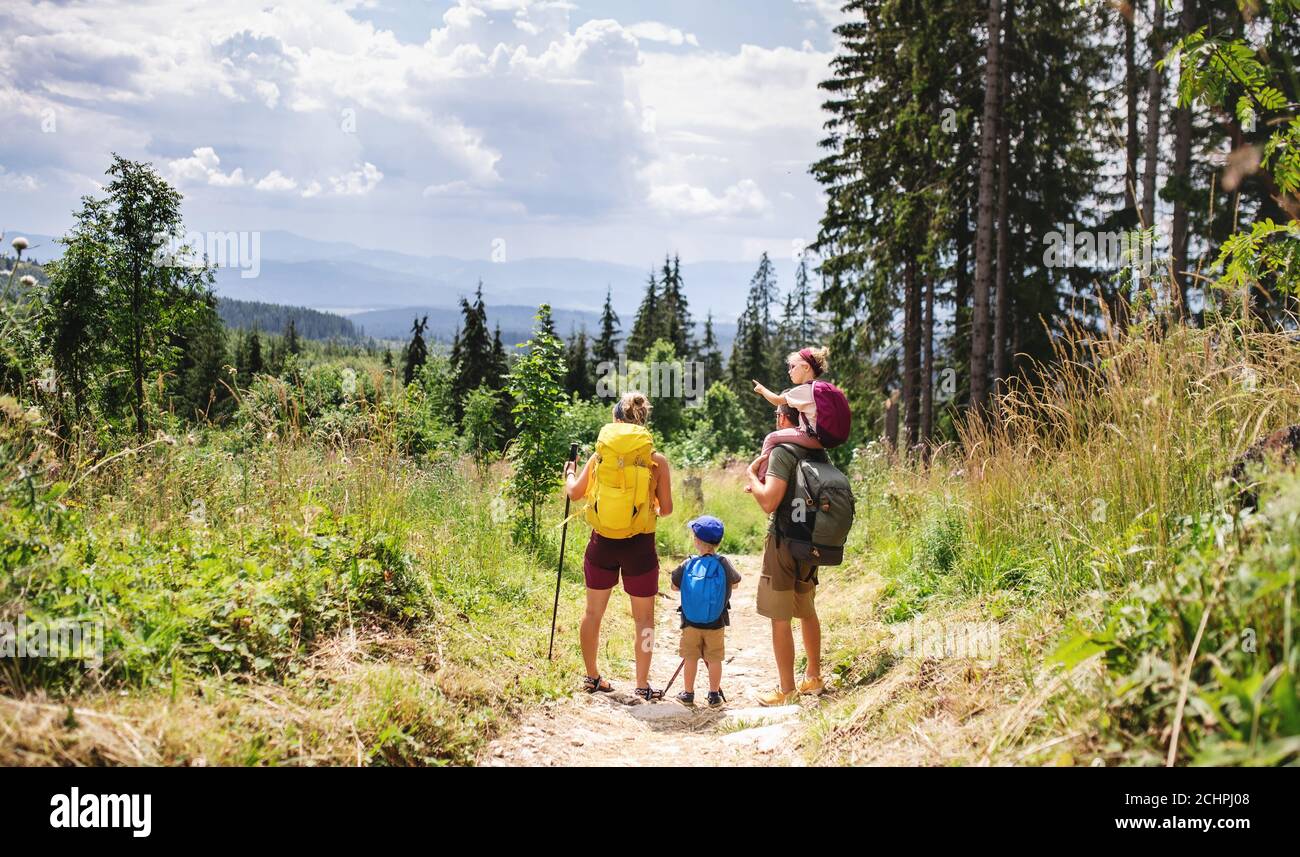 Couple and children rear view hi-res stock photography and images - Alamy