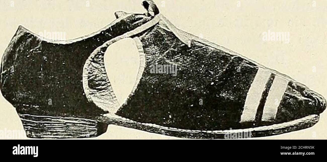 . Geschichte der liturgischen Gewänder des Mittelalters; oder, Entstehung und Entwicklung der kirchlichen Ornate und Paramente in Rücksicht auf Stoff, Gewebe, Farbe, Zeichnung, Schnitt und rituelle Bedeutung nachgewiesen und durch 110 Abbildungen in farbendruck Erläutert . Bild 202. Pontifikalscliull. Halberstadt, Dom. 1 Revue 1862, 349. Abbildung 336. 2 Revue 1867, 218. De Linas hält dieSchuhe für Arbeiten des 13. Jahrhunderts, besser wird man sie indessen wohl dem14. Jahrhundert zuschreiben. 3 Eine Kopie im Kestner-Mus. zu Hannover. Zweites Kapitel. Die pontifikale Fußbekleidung. 413. Bild 2 Stock Photo