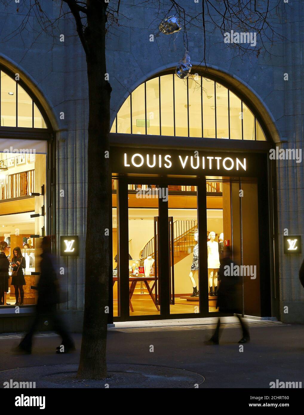 A Louis Vuitton store is seen at the Bahnhofstrasse shopping street in  Zurich, Switzerland November 27, 2017. REUTERS/Arnd Wiegmann Stock Photo -  Alamy