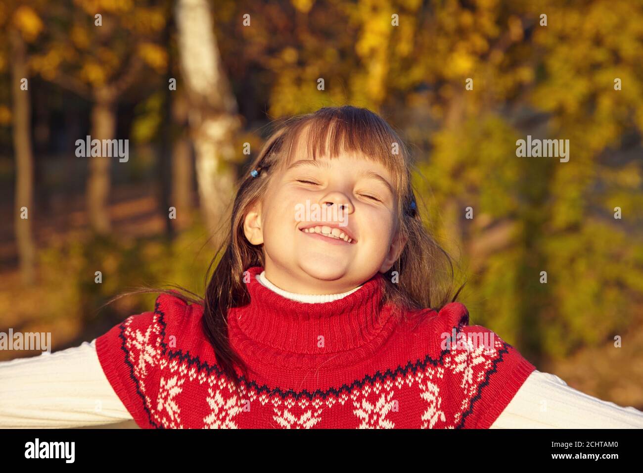 portrait of a cute smiling little girl in autumn Stock Photo - Alamy
