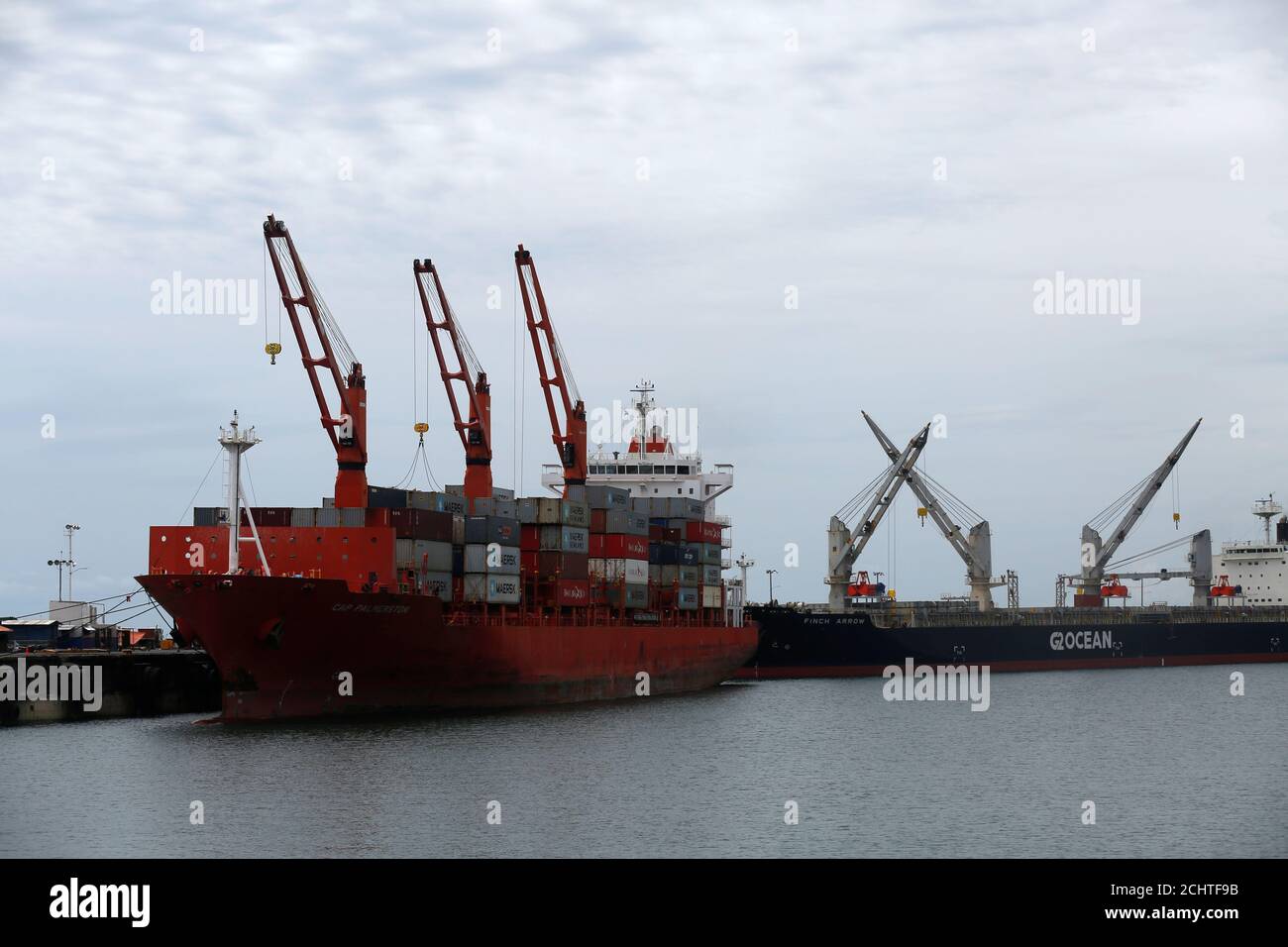 Containers are loaded on a ship at the Acajutla Port in Acajutla, El  Salvador, September 27, 2018. REUTERS/Jose Cabezas Stock Photo - Alamy