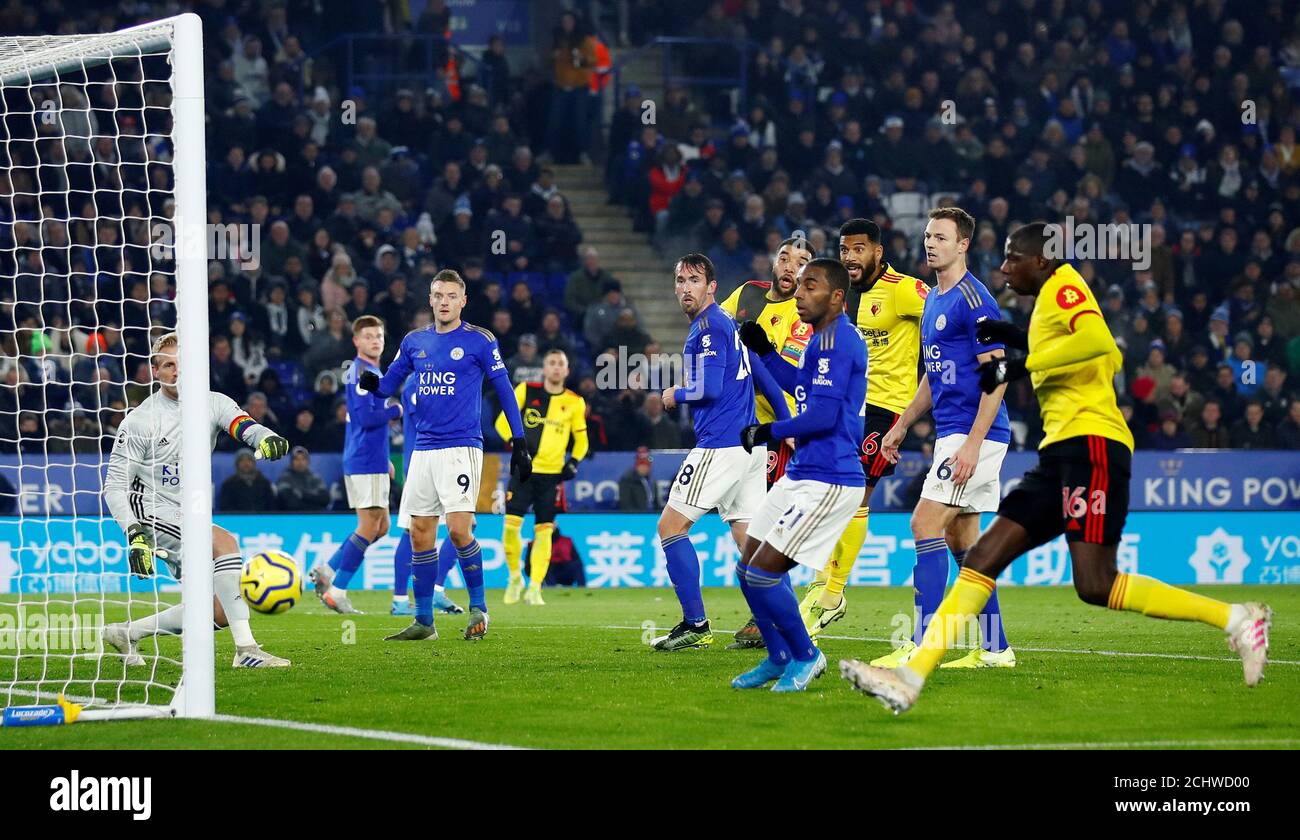 Soccer Football Premier League Leicester City V Watford King Power Stadium Leicester Britain December 4 19 Watford S Gerard Deulofeu Shoots Wide Of The Goal From A Free Kick