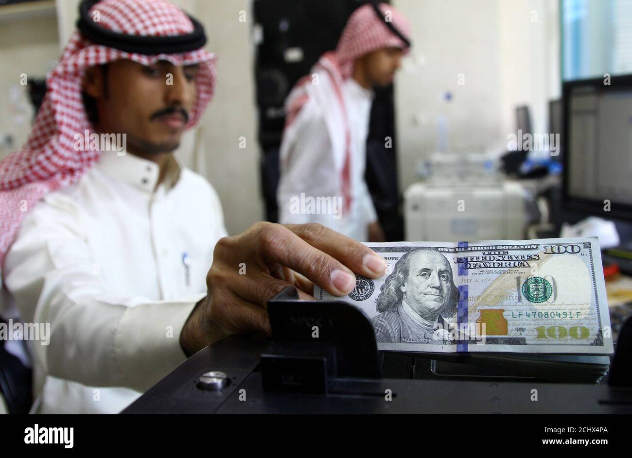 A Saudi Money Changer Counts U S Banknotes At A Currency Exchange Shop In Riyadh Saudi Arabia September 29 2016 Reuters Faisal Al Nasser Stock Photo Alamy