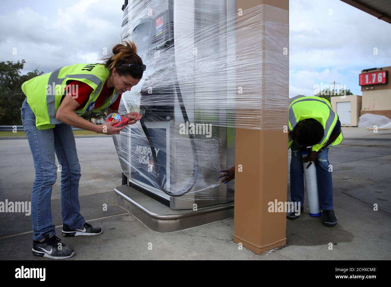 Station attendants hires stock photography and images Alamy