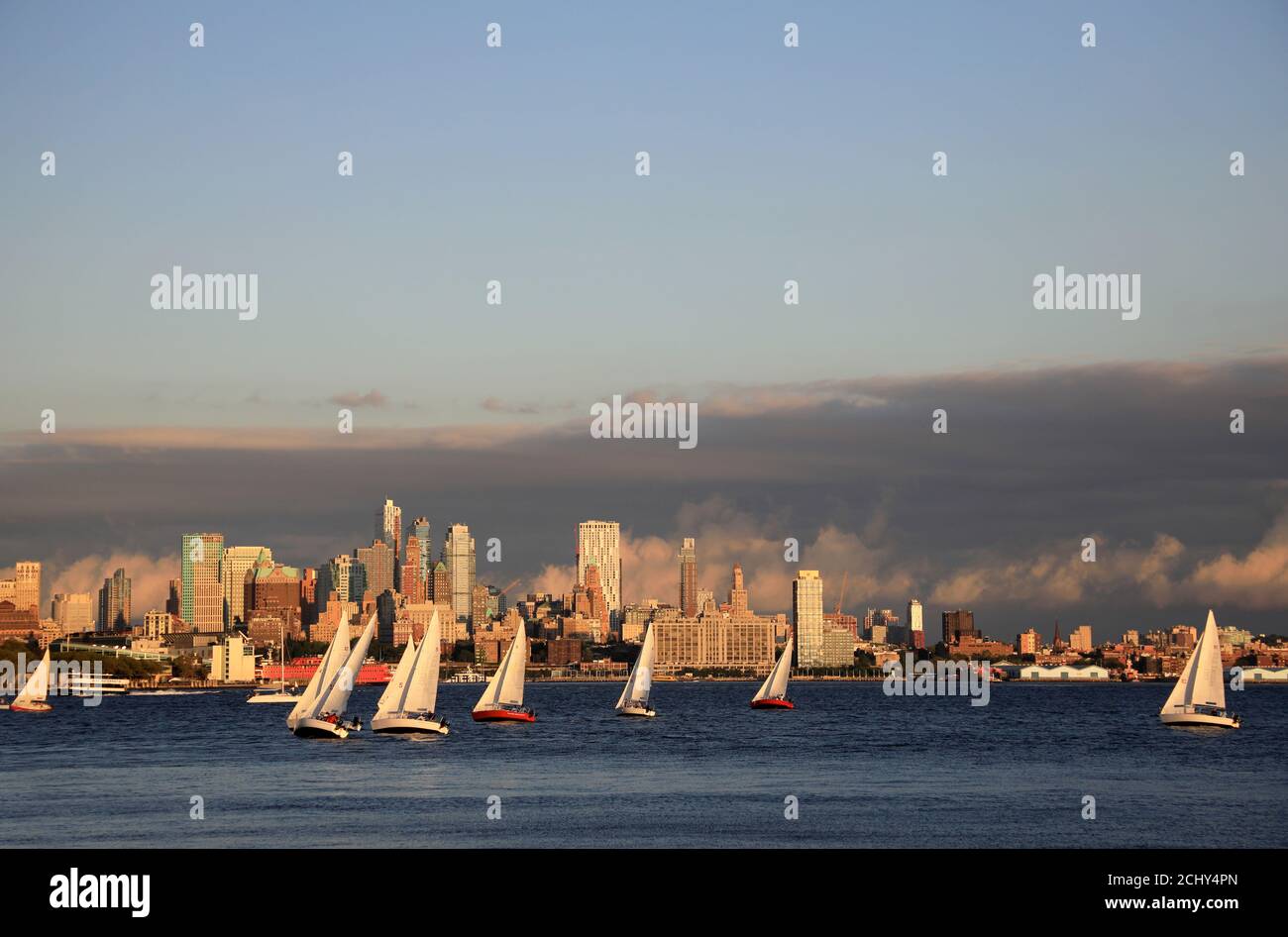 New york harbor skyline hi-res stock photography and images - Alamy